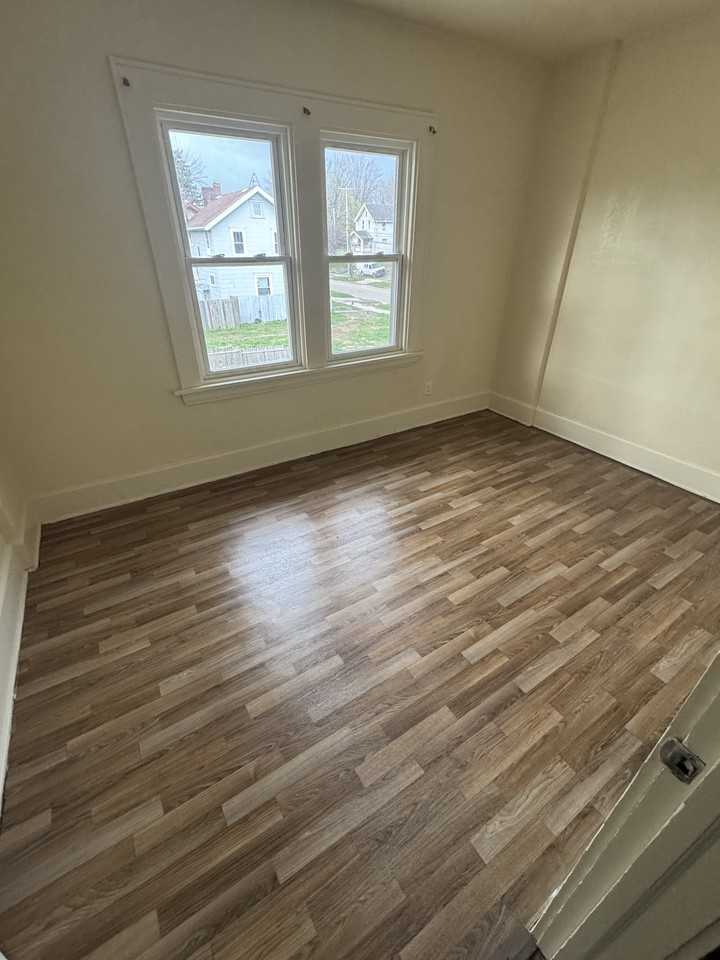 633 Brown St #4 - Photo 5 of 8