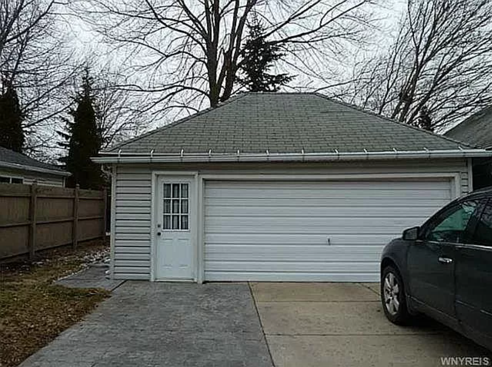 1205 Tonawanda St - Photo 4 of 22