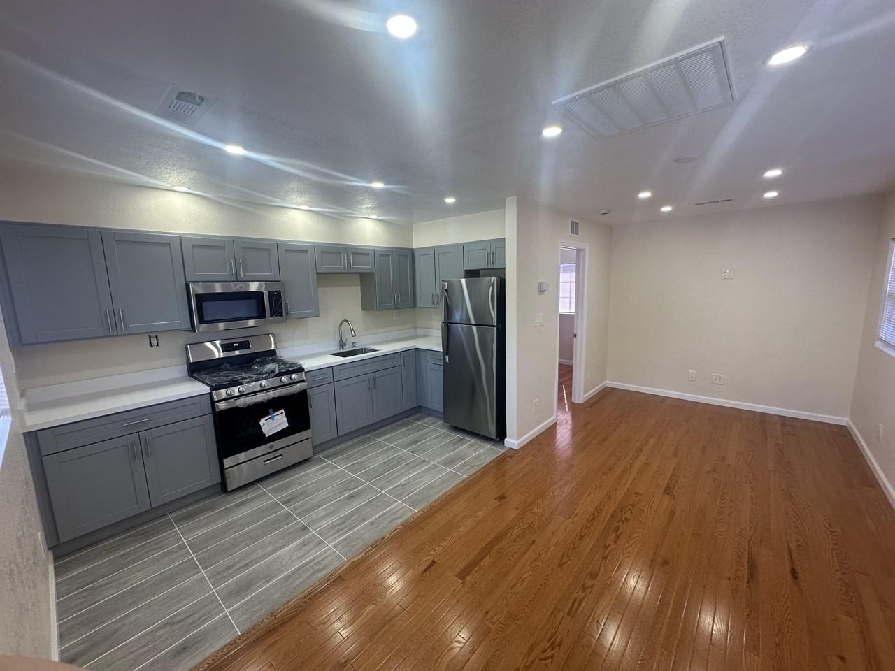 Fullington St #4027 - Photo 2 of 9