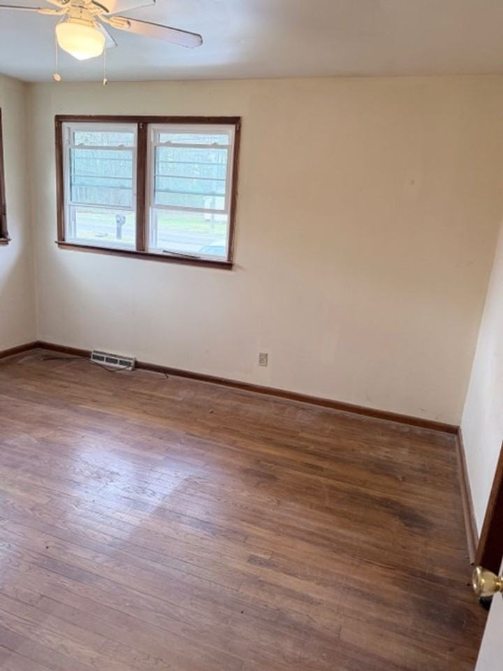 16415 Harrowgate Rd - Photo 2 of 7