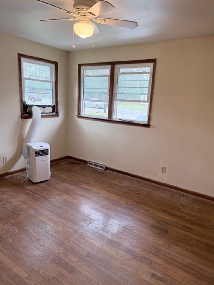 16415 Harrowgate Rd - Photo 3 of 7