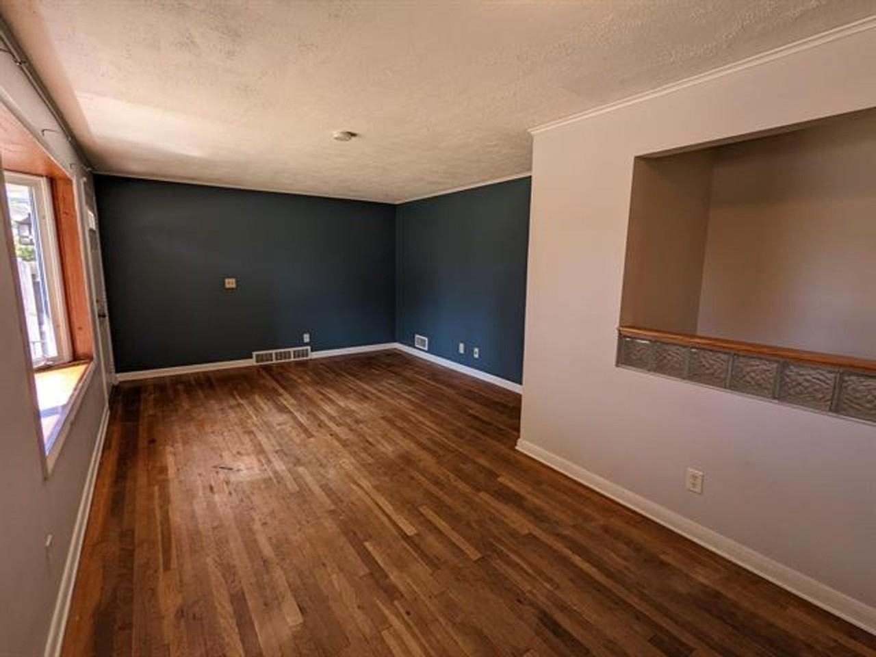 4322 Doncaster Dr - Photo 3 of 17