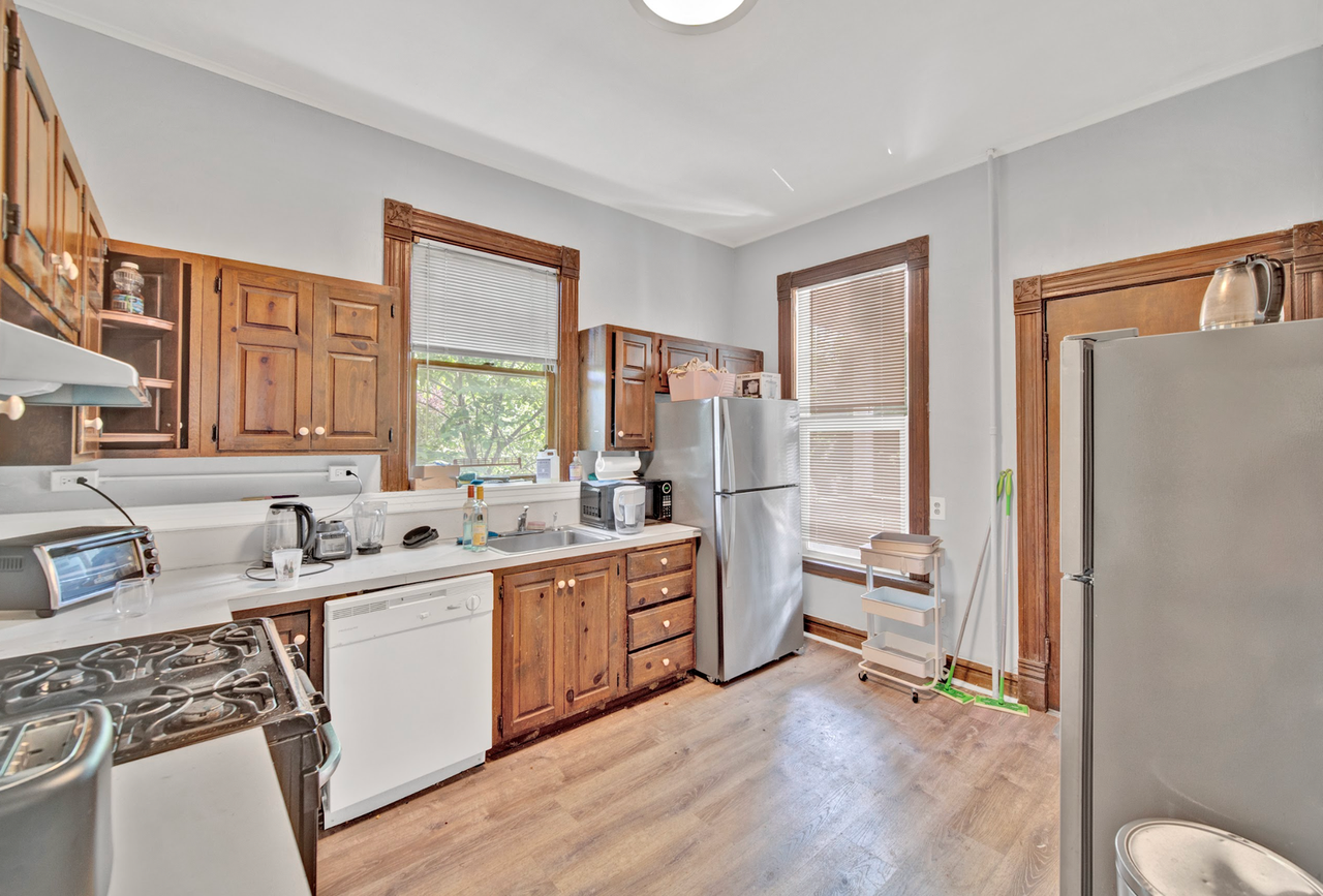 2142 Maple Ave - Photo 6 of 19