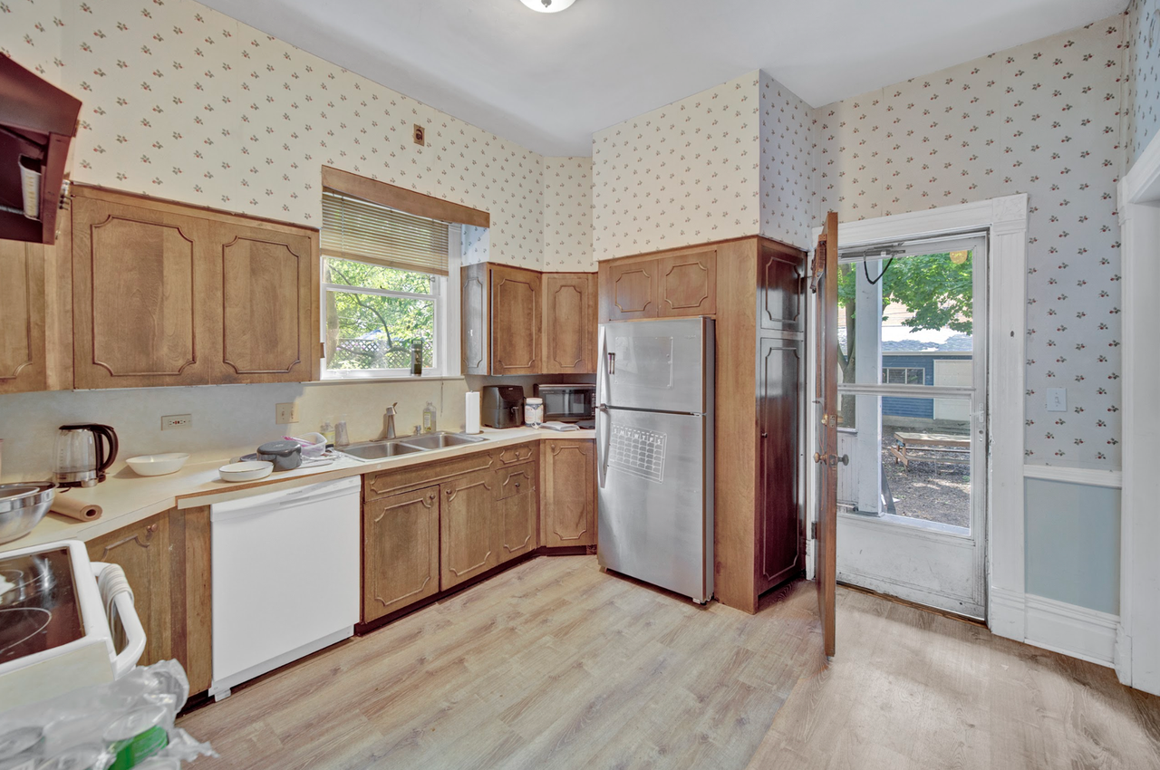 2142 Maple Ave - Photo 7 of 19