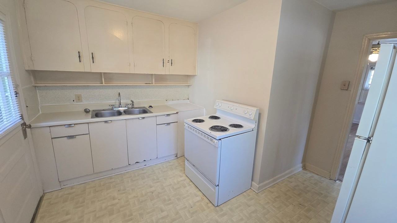 2821 Ashton St - Photo 4 of 18