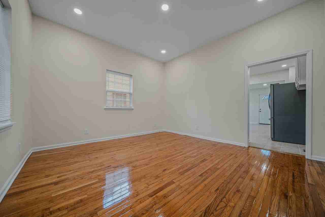 1619 22nd Ave N - Photo 4 of 27