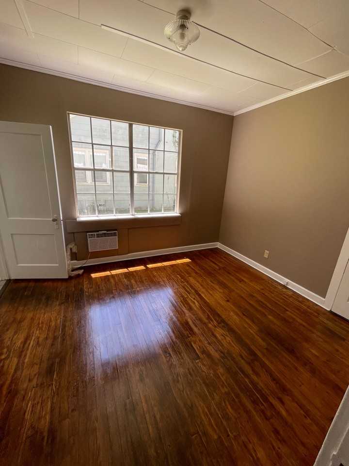 1111 W Burdeshaw St #2 - Photo 4 of 6