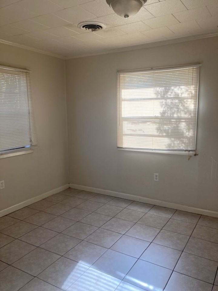 333 Park Row Ave - Photo 7 of 8