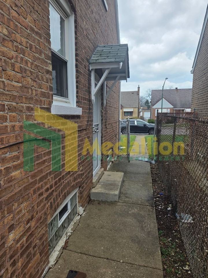 9312 S Peoria St - Photo 5 of 20