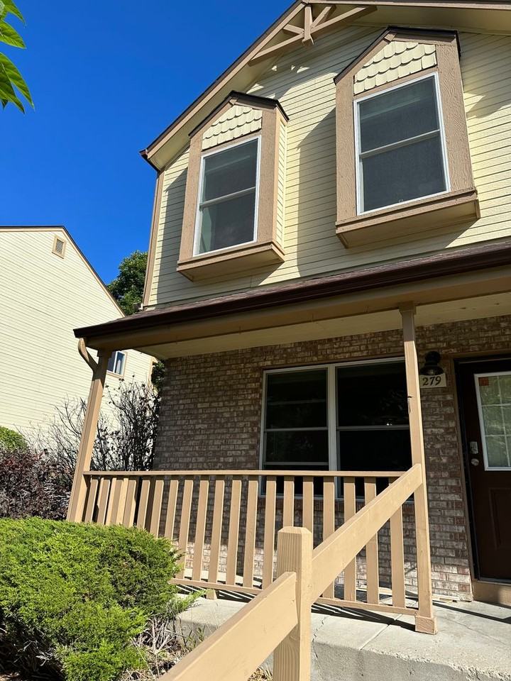 279 Pheasant Run - Photo 3 of 47