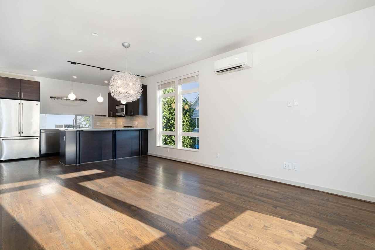 4262 Linden Ave N - Photo 5 of 26