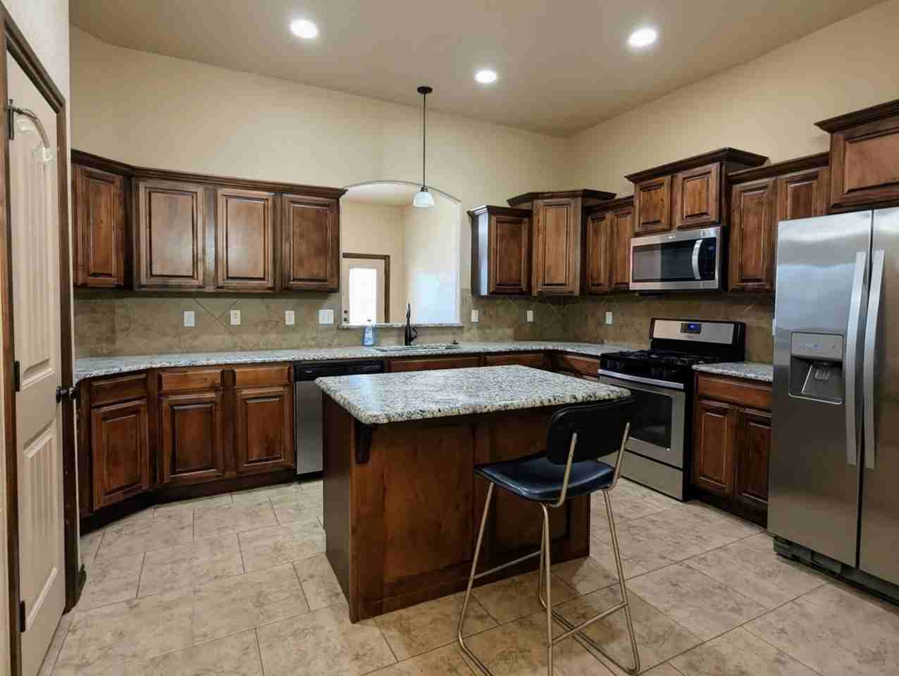 916 Sw 15th St - Photo 3 of 15