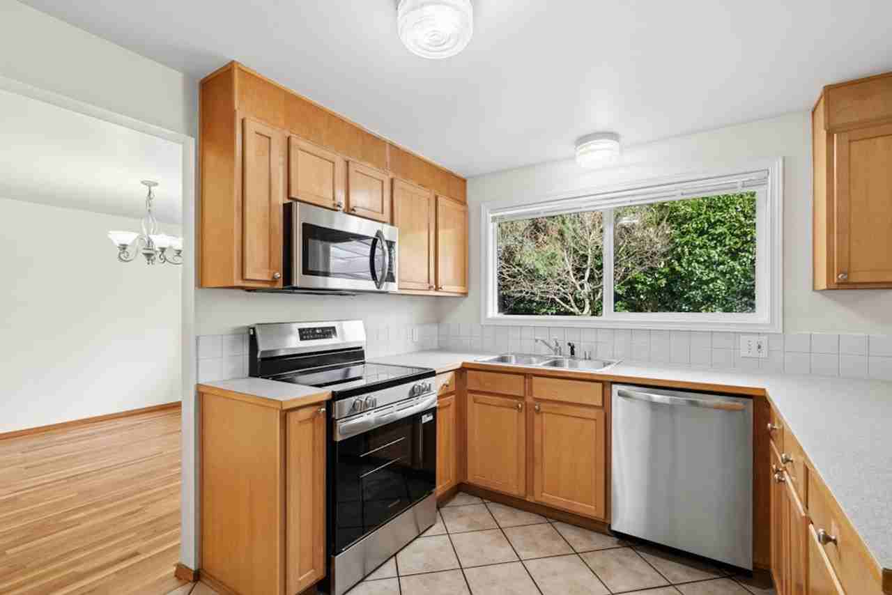 2210 167th Ave Ne - Photo 7 of 21