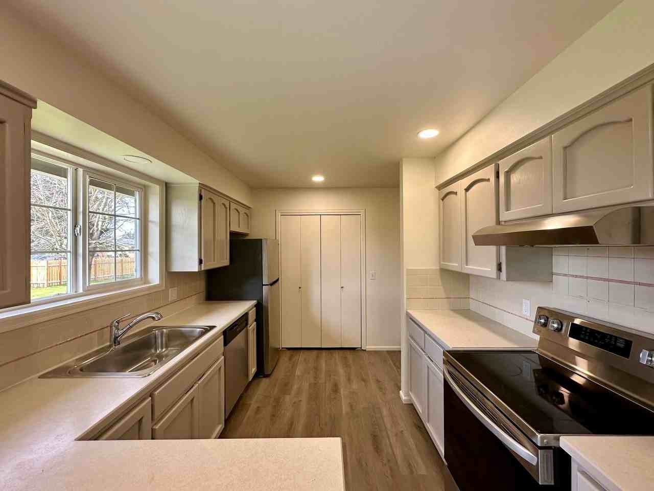 905 Nooksack Ave #A - Photo 4 of 13