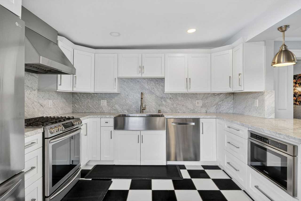 1738 30th St - Photo 3 of 22