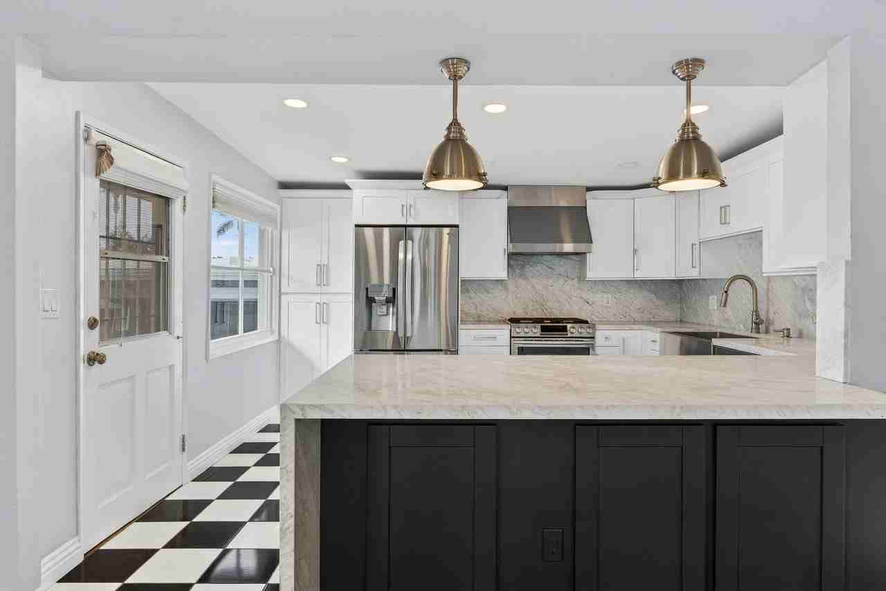 1738 30th St - Photo 4 of 22