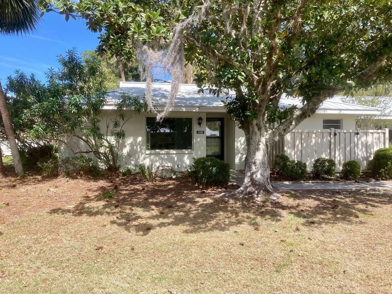 11499 W Bayshore Dr - Photo 2 of 48