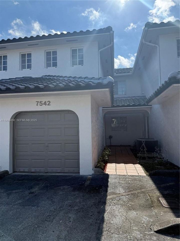 7542 Nw 175th St - Photo 5 of 15