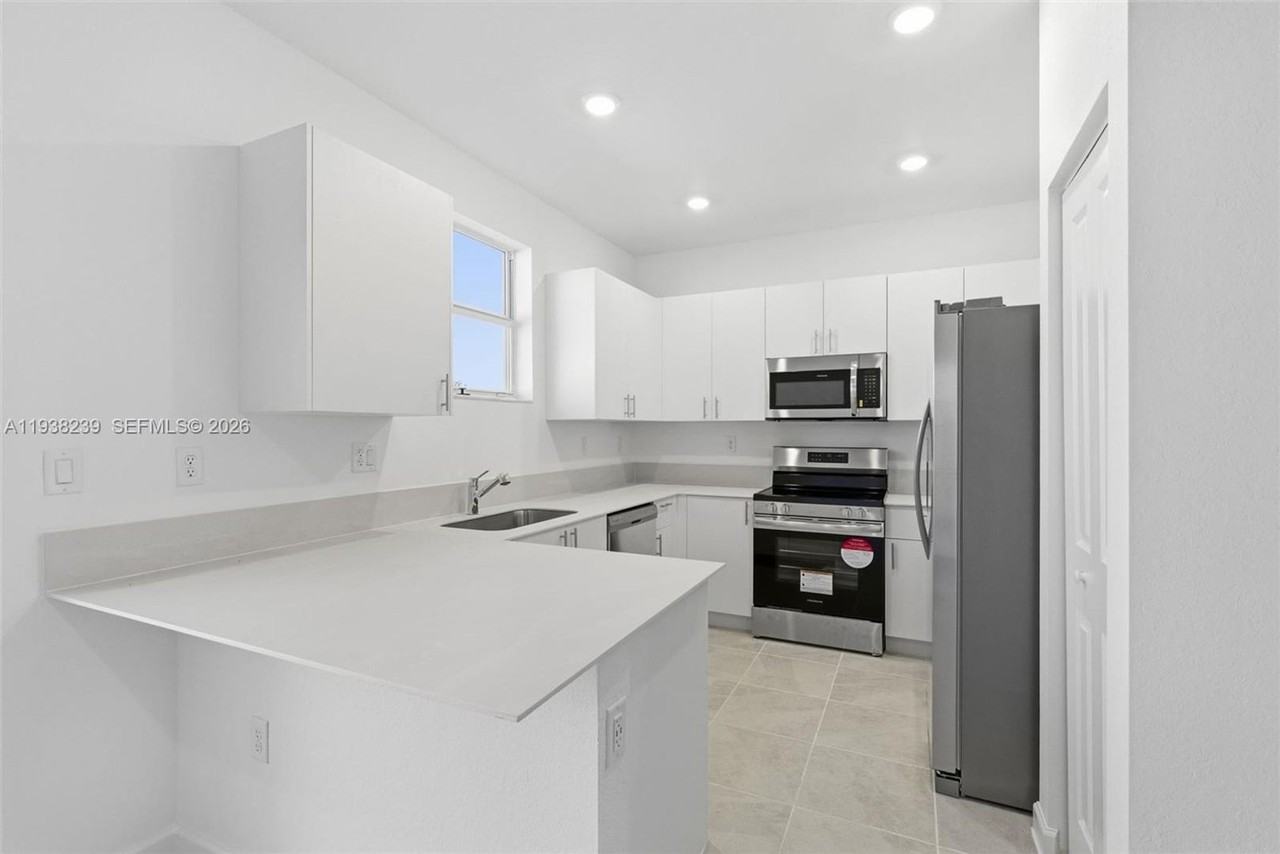 2705 Se 25th Ave - Photo 2 of 21