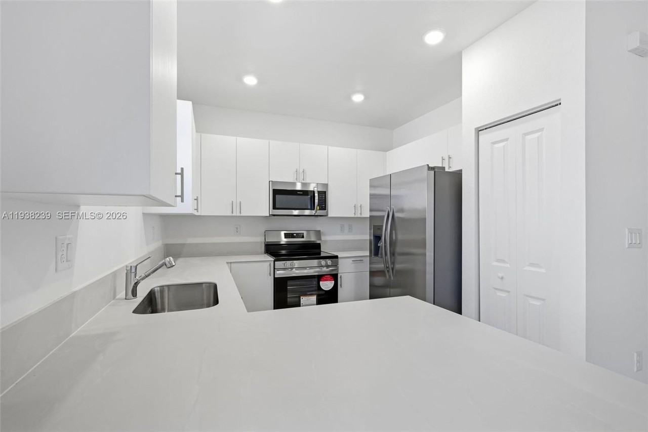 2705 Se 25th Ave - Photo 3 of 21