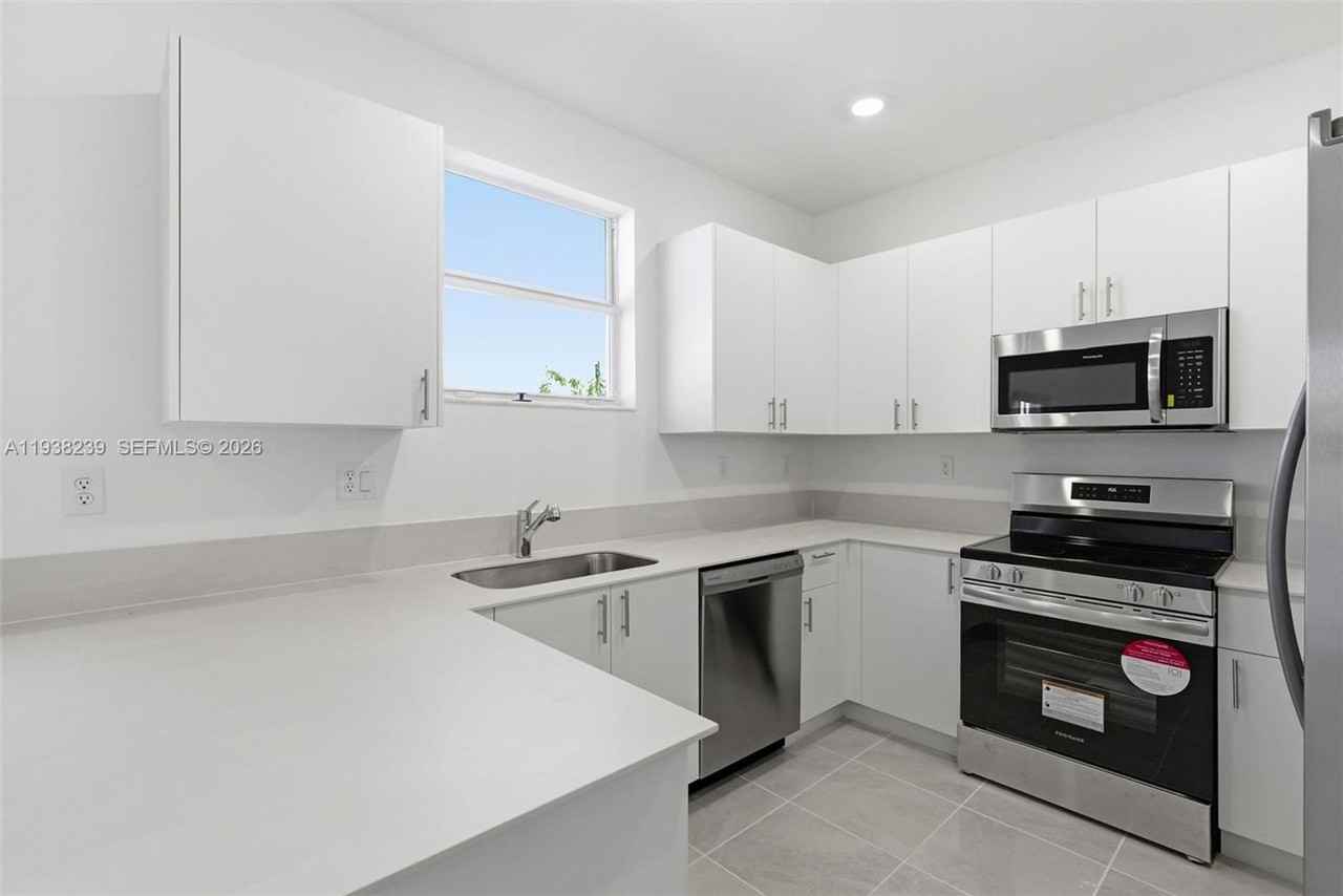 2705 Se 25th Ave - Photo 4 of 21