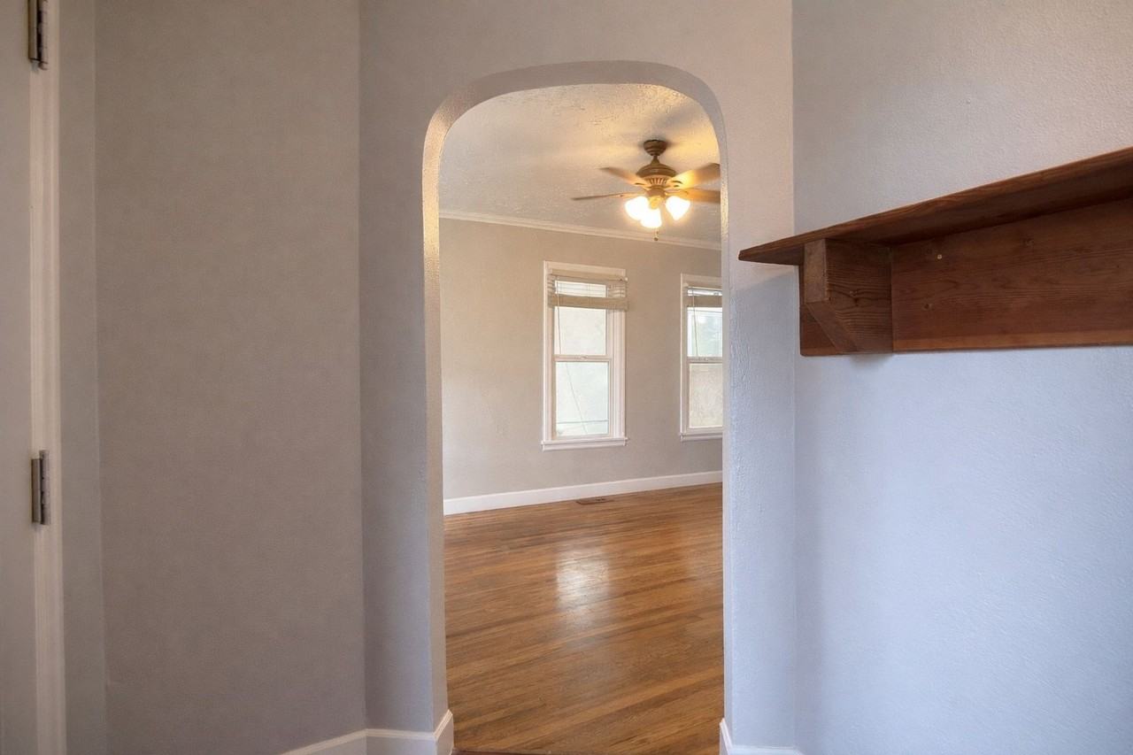 309 W Mcloughlin Blvd - Photo 4 of 20