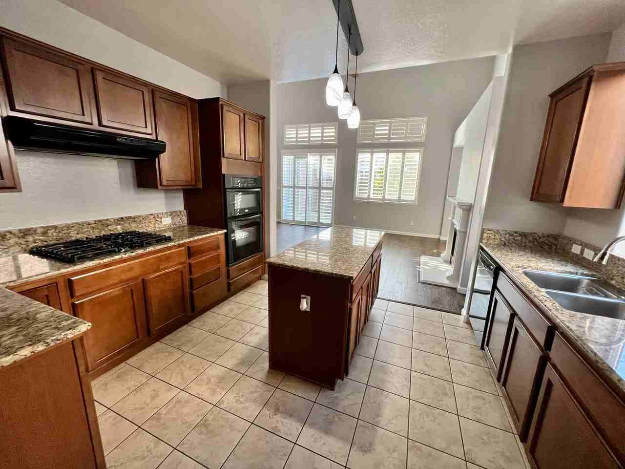 3235 N Memory St - Photo 5 of 31