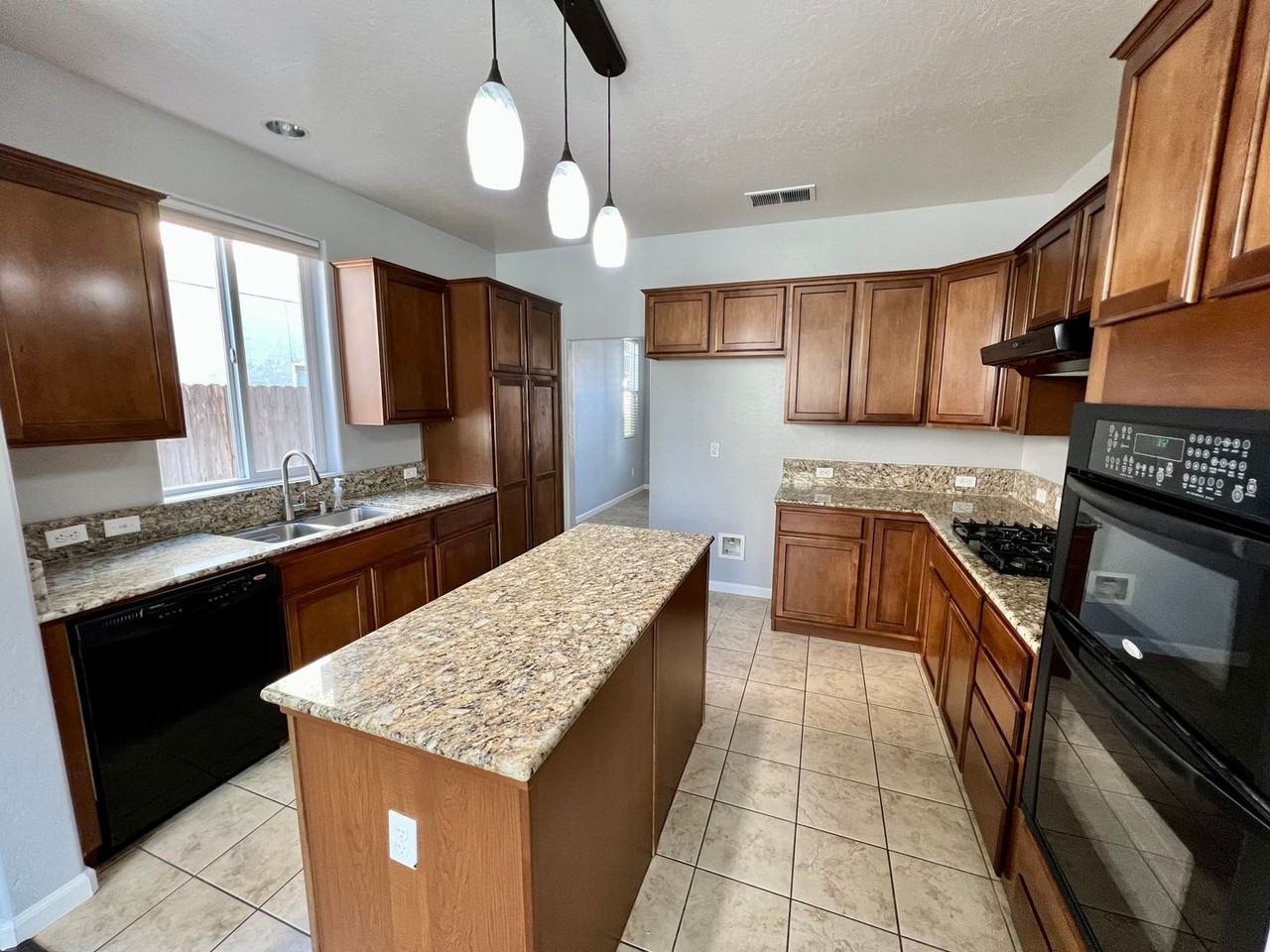 3235 N Memory St - Photo 6 of 31