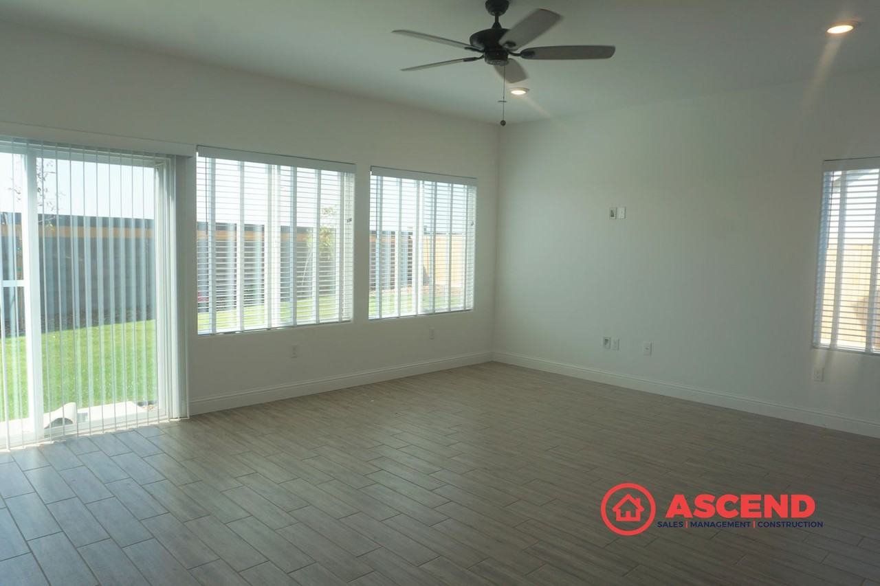 3301 Twin Knolls Ln - Photo 3 of 15