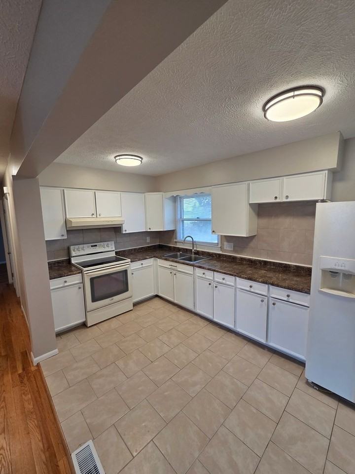 6080 Ellison Ave - Photo 3 of 14