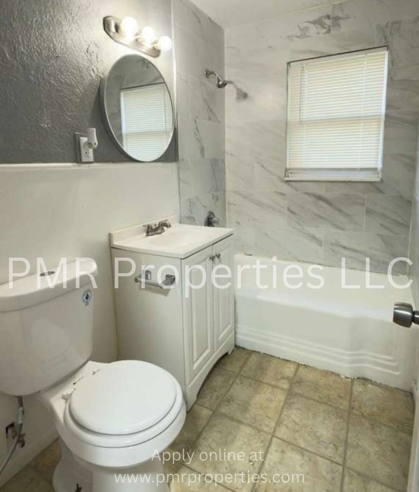 1815 Nw Smith Ave - Photo 5 of 7