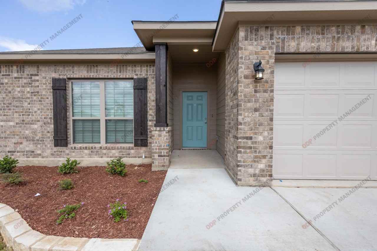 1402 Shadow Hill Ln - Photo 4 of 24