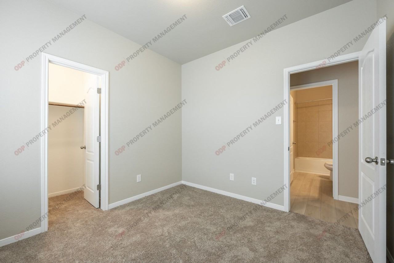 1402 Shadow Hill Ln - Photo 6 of 24