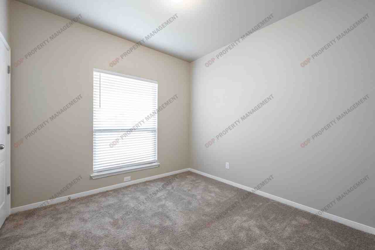 1402 Shadow Hill Ln - Photo 7 of 24