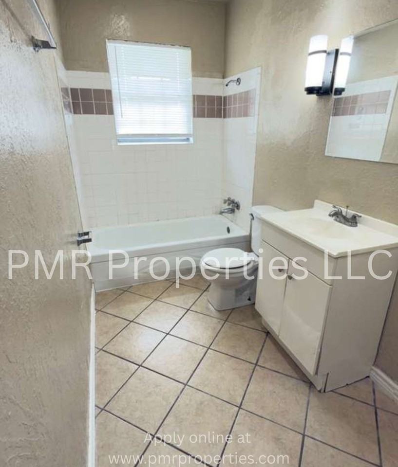 5330 Nw Oak Ave - Photo 6 of 9