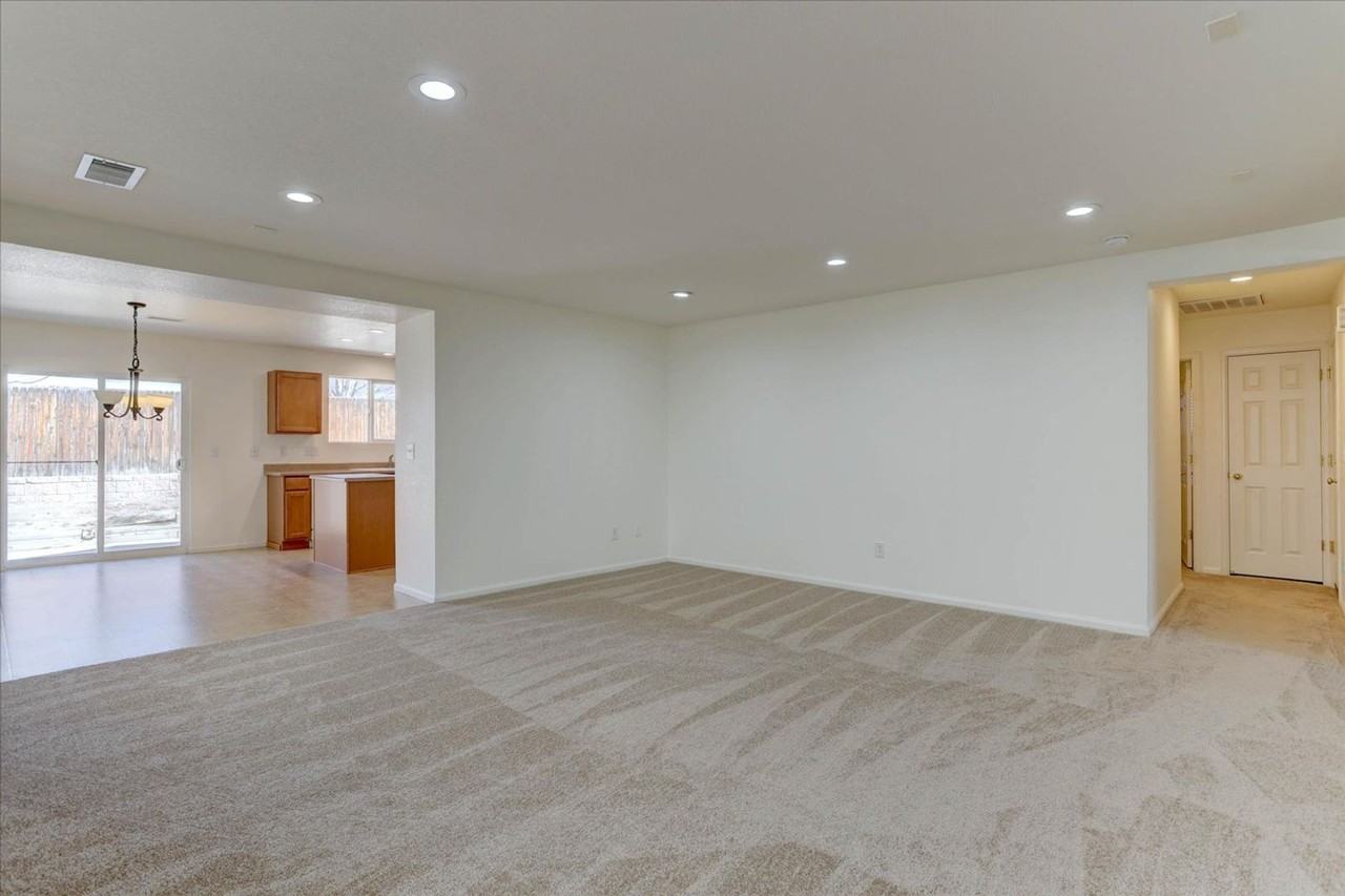 827 Lehigh Cir - Photo 3 of 20