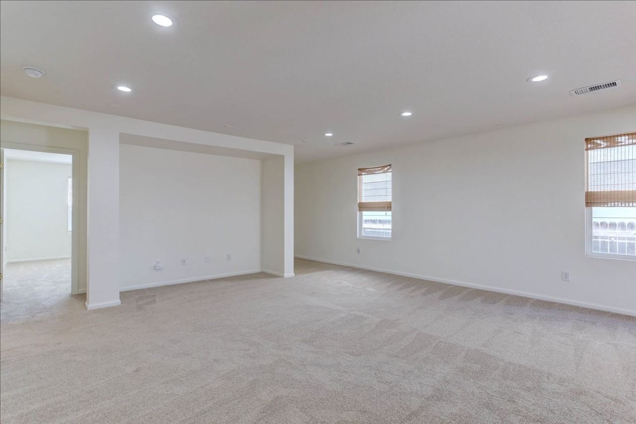 827 Lehigh Cir - Photo 4 of 20