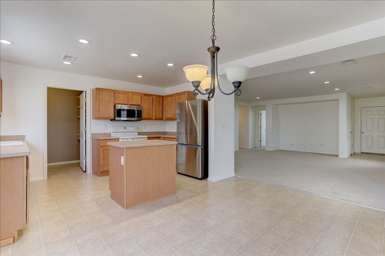 827 Lehigh Cir - Photo 7 of 20