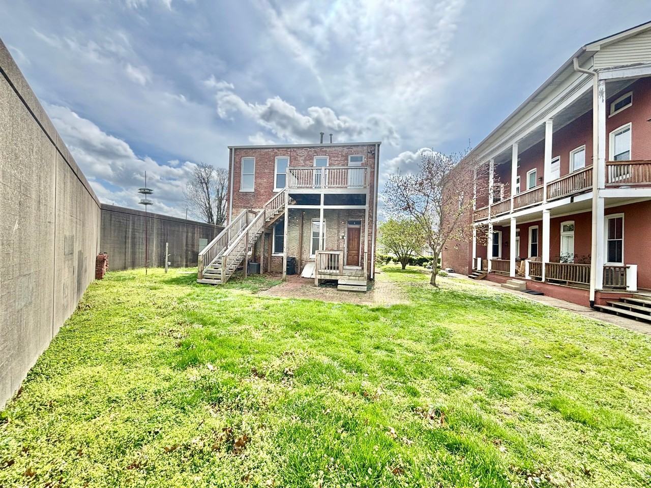 1027 Franklin St - Photo 2 of 13