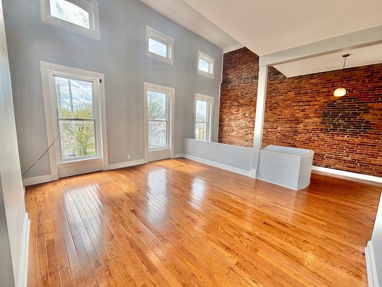 1027 Franklin St - Photo 3 of 13