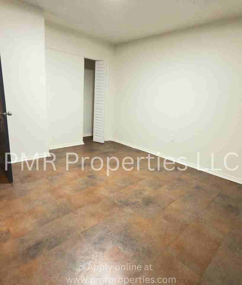 2508 Nw 13th St - Photo 4 of 10