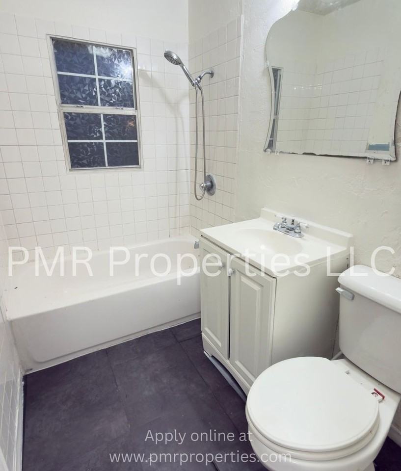 2508 Nw 13th St - Photo 6 of 10