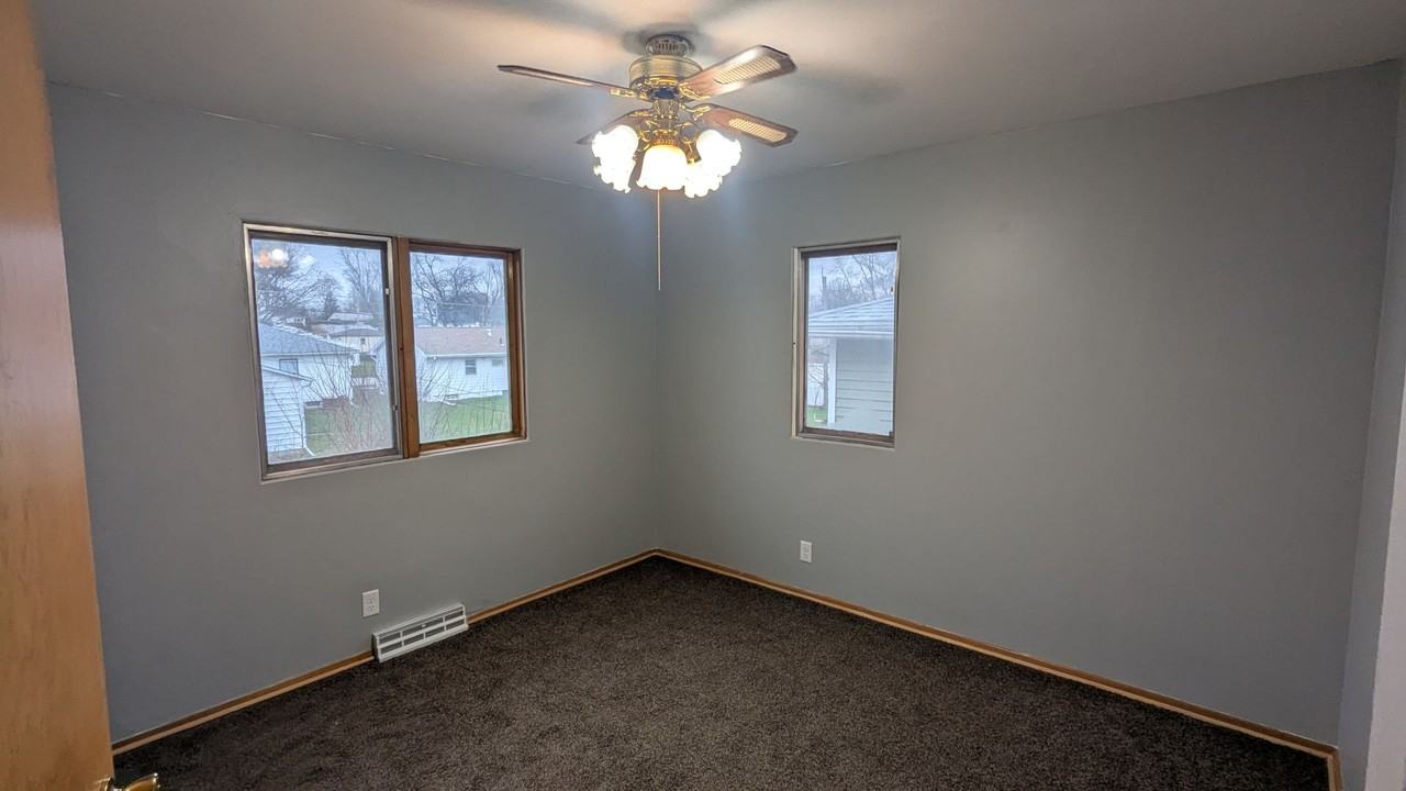 901 Loretta Ave - Photo 6 of 10