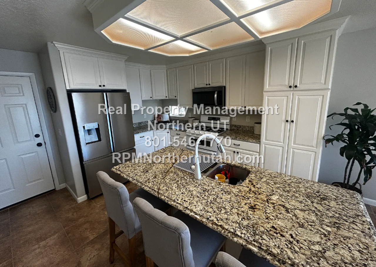 703 W 2175 N - Photo 6 of 33