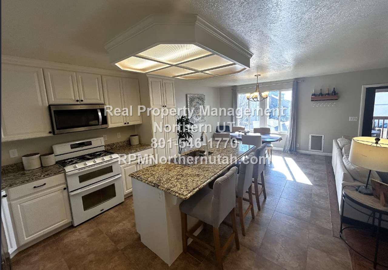 703 W 2175 N - Photo 7 of 33