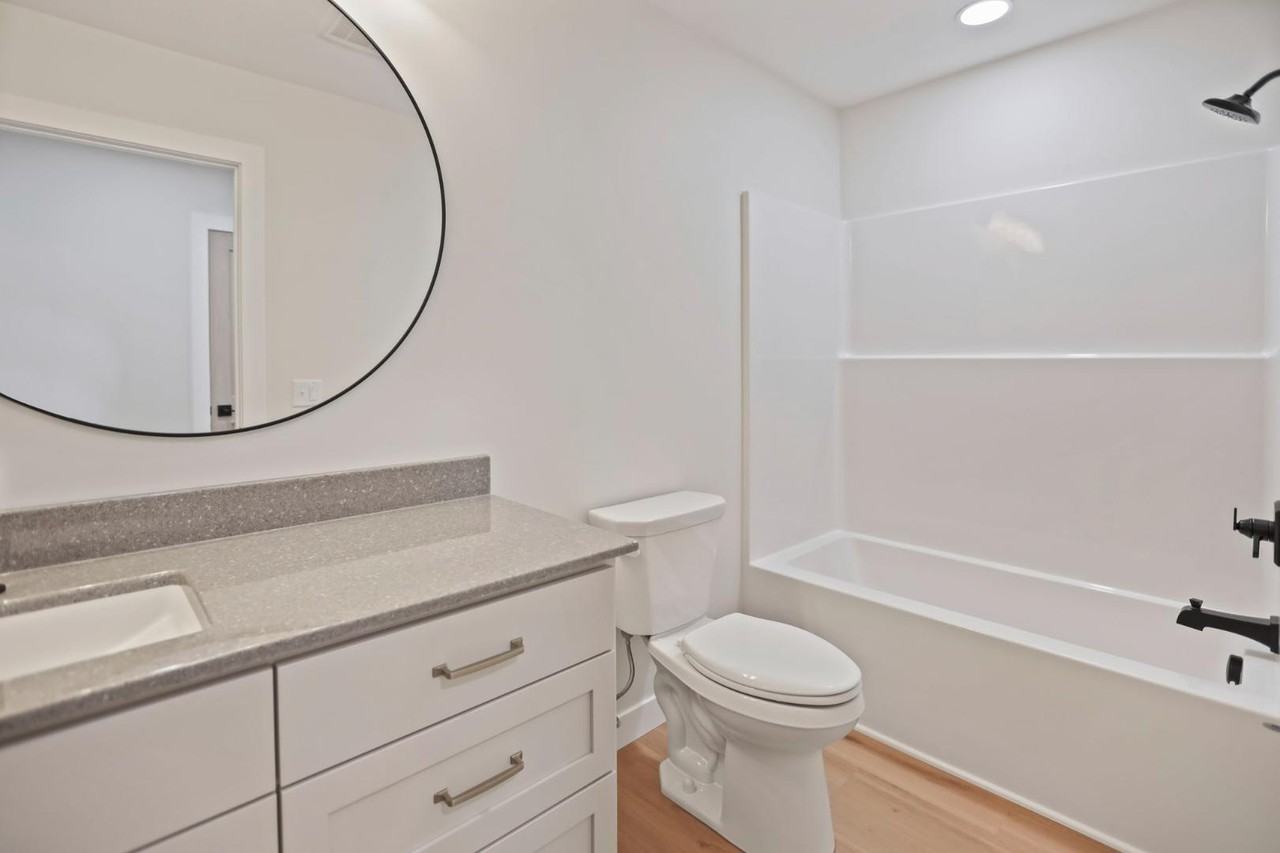 6th Street Twins - Photo 4 of 10