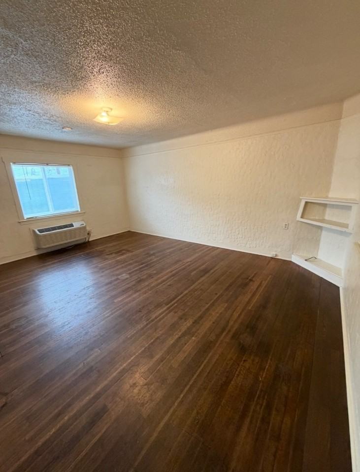 330 N Holly - Photo 4 of 21