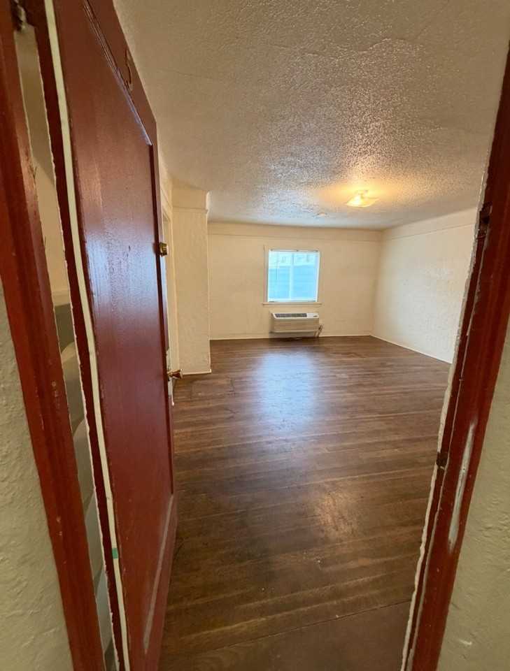 330 N Holly - Photo 5 of 21