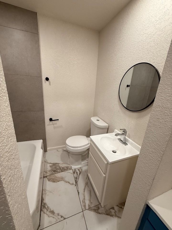 4200 Gram Ln apartment I - Photo 6 of 8