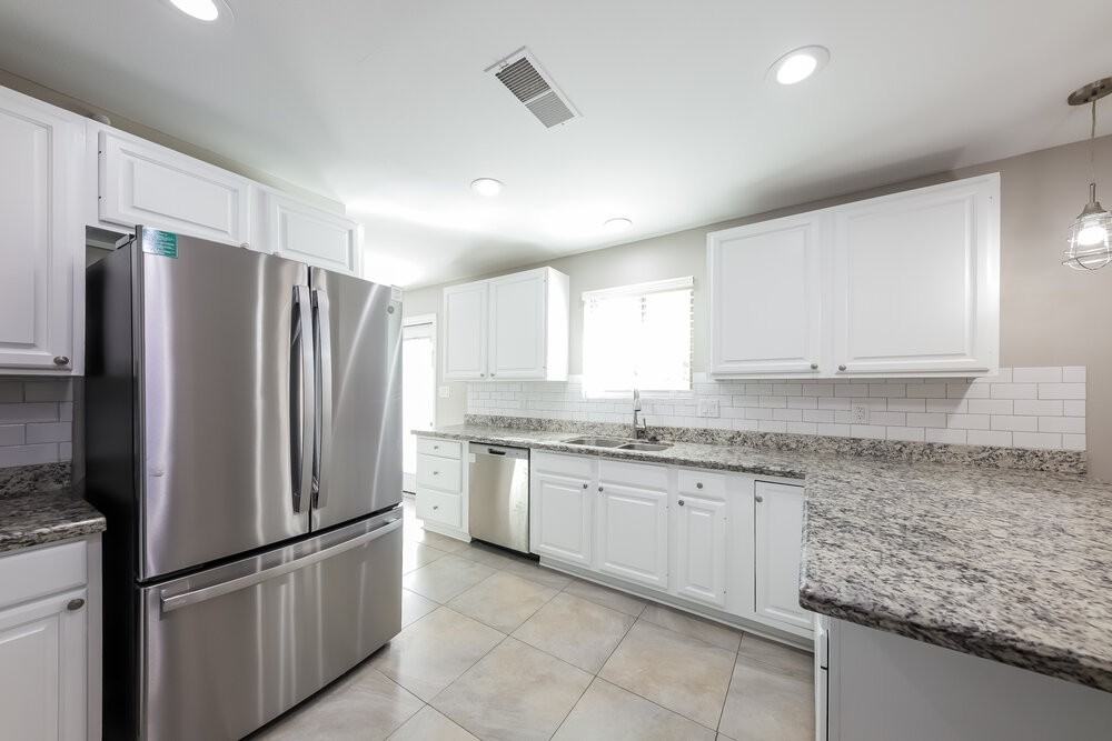 14009 N 42nd Dr - Photo 7 of 16